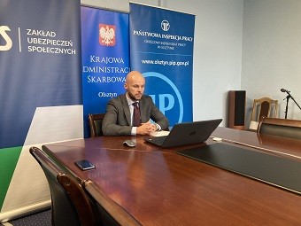 Zastępca Okręgowego Inspektora Pracy ds. Prawno - Organizacyjnych w Olsztynie w roli moderatora spotkania