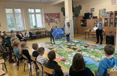 Zdjęcie przedstawia nadinspektor pracy Ewę Łowicką oraz uczennice 1 klasy podczas gry edukacyjnej 