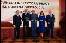 Laureaci nagrody im. Romana Giedrojcia wraz z Katarzyną Łażewską - Hrycko, Głównym Inspektorem Pracy