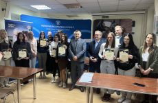 Zdjęcie przedstawia Zastępcę OIP Olsztyn wraz z uczestnikami konkursu
