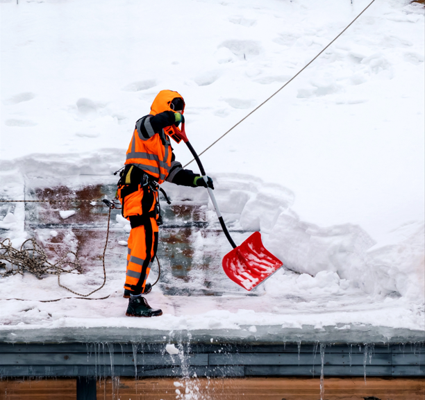 Bezpieczne odśnieżanie dachów