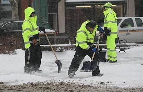 Grafika do tekstu przedstawiająca pracowników wykonujących pracę zimą na zewnątrz
